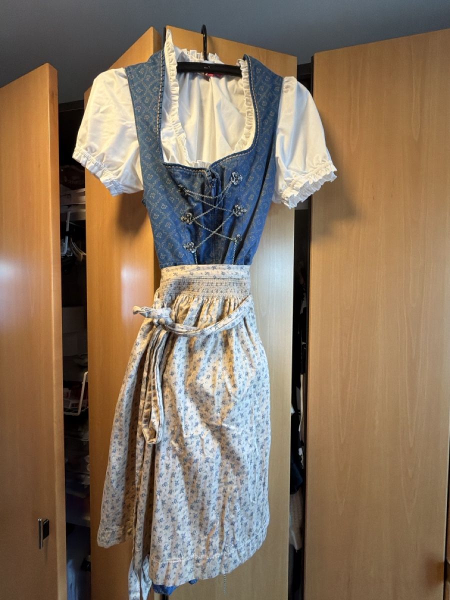 Robes: Dirndl Gr. 42 mit Bluse – D'occasion à Schänis par Knuffli