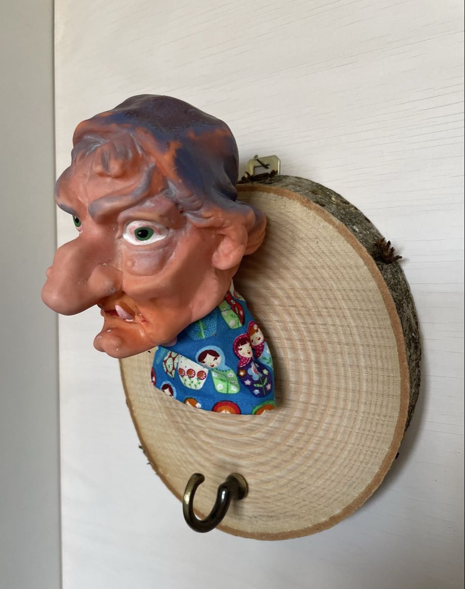 Guardaroba: Garderobe mit Kasperli Figur – Usato da Zürich venduto da Refereefair
