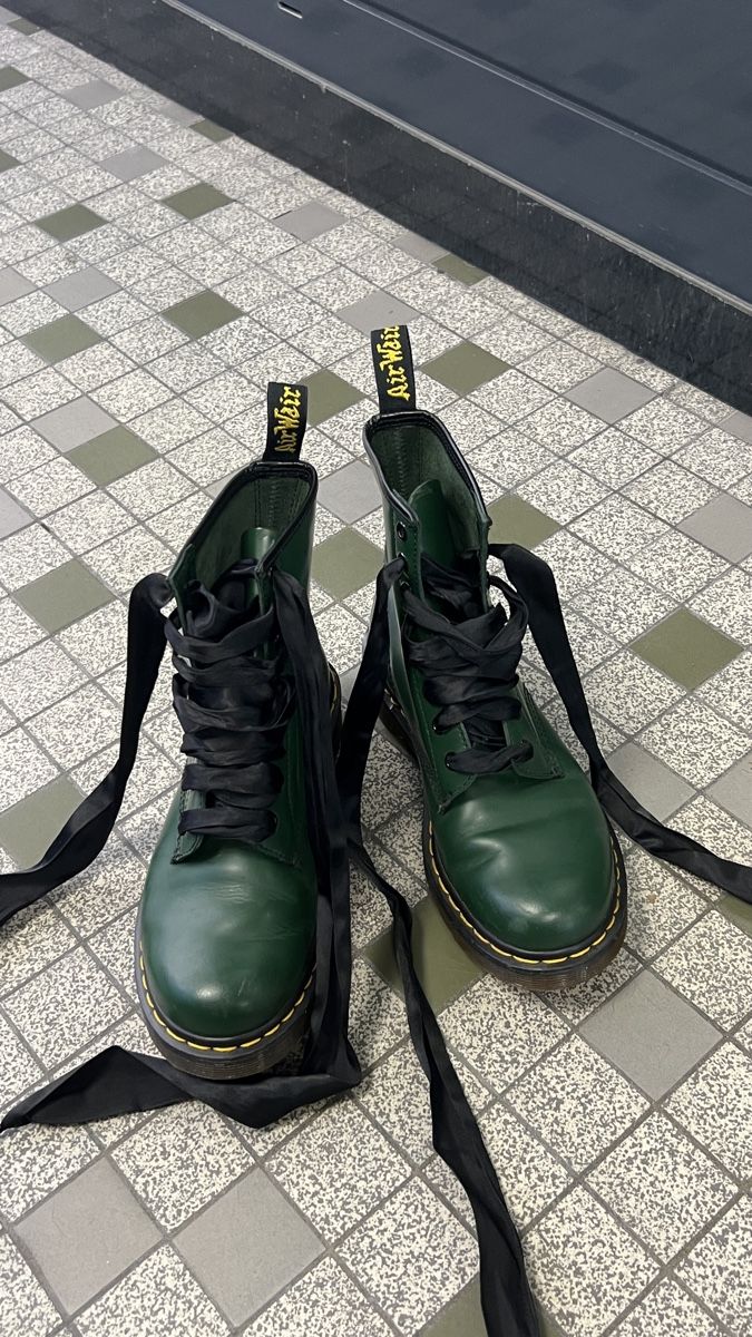 Dr. Martens Scarpe da uomo: Dr. Martens 1460 vertes, taille 38 – Usato da Genève venduto da Leboucheoreilles 1