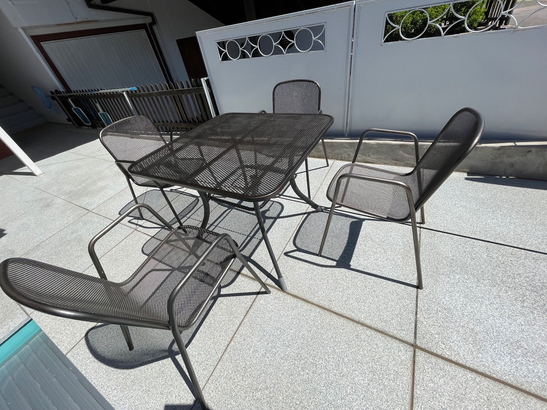 Set di tavolo e panche: Balkon, Gartentisch, 4 Stühle, alles Streckmetall – Usato da Eiken venduto da garanoiri 4