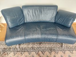 Gemütliches Ledersofa in Blau mit Stahlfüssen, Top Zustand!