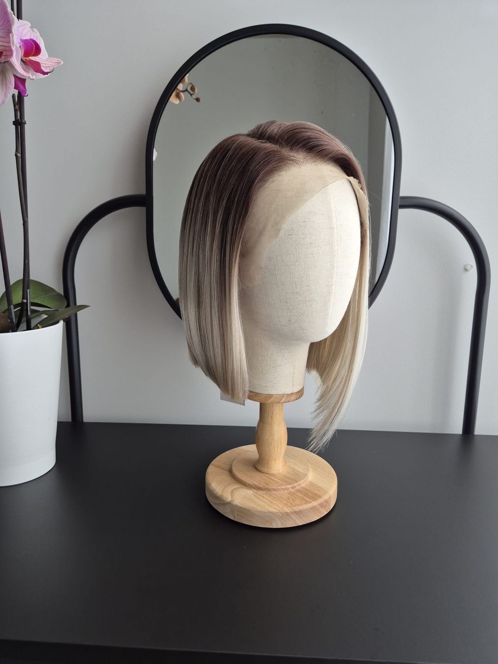 Parrucche: Neue Kunsthaar Perücke. New wig – Nuovo e nell'imballaggio originale da Zürich venduto da pla_tm9w 8