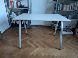 Weisser Bürotisch, höhenverstellbar