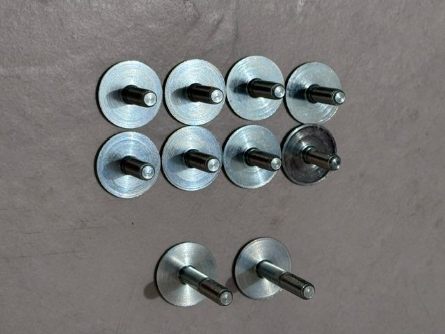 Tous les outils: Extrem flache Sitzschrauben – Neuf avec emballage d'origine à Tafers par Peugeot407
