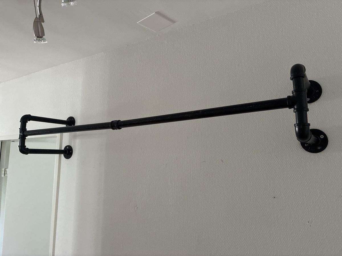 Quincaillerie: Black industrial pipe clothes rack – D'occasion à Zürich par BlancaL