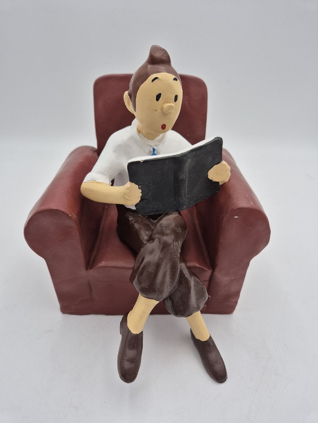 Statuette: Tintin assis lisant le journal – Usato da Chambrelien venduto da Zebz