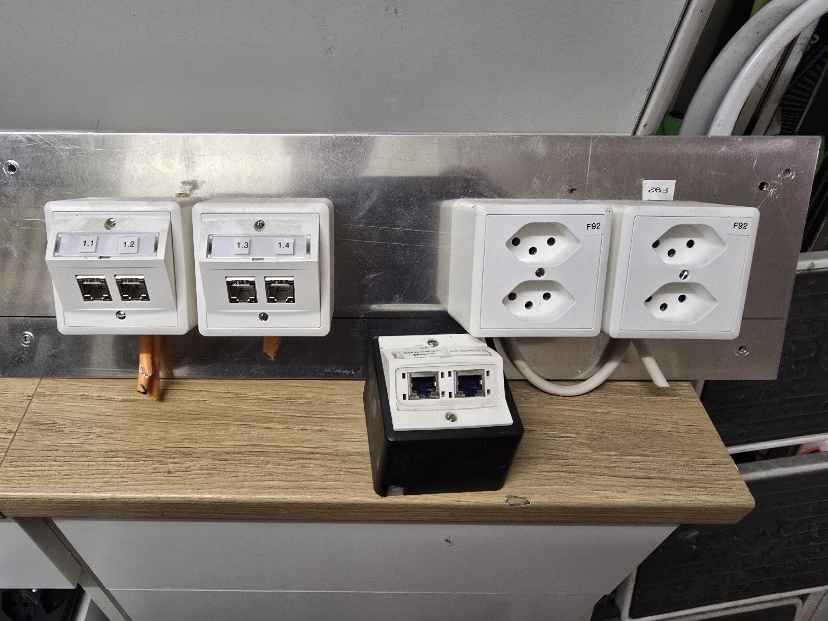 Alimentazione elettrica: Patchpanel mit Stromanschlüssen - ideal fürs Homeoffice! – Usato da Cham venduto da NeraHandel 2