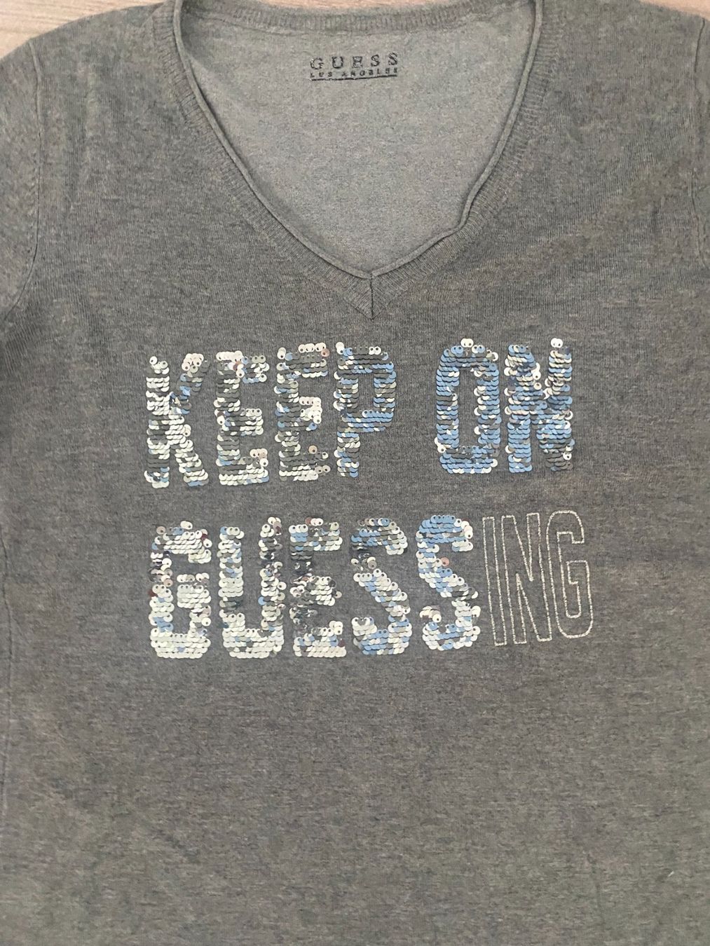 Maglioni & Felpe: GUESS Pullover Gr. M hellgrau V-Neck – Usato da Bonstetten venduto da VCLS 1