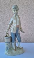 Hübsche Vintage Porzellanfigur Knabe mit Eimer, Deko.