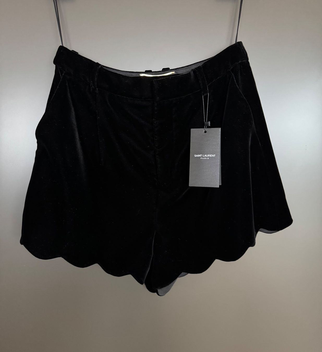 Saint Laurent Hosen: Saint Laurent Shorts Samt Gr. 34-36 – Neu und originalverpackt aus Herrliberg von Fashionista_8 9