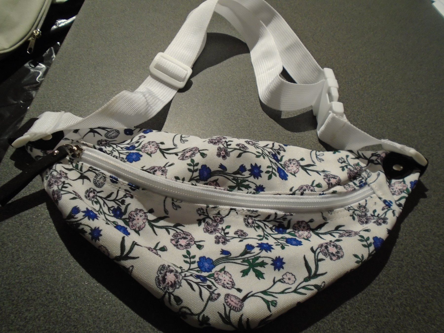 Taschen für Damen: Bauchtasche weiss/Blumenmuster – Gebraucht aus Zürich von abraxas1291