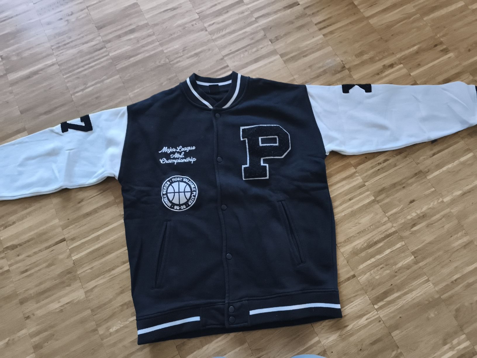 Jacken: College Jacke, Grösse L, Schwarz/Weiss – Gebraucht aus Oberurnen von Schneidi79