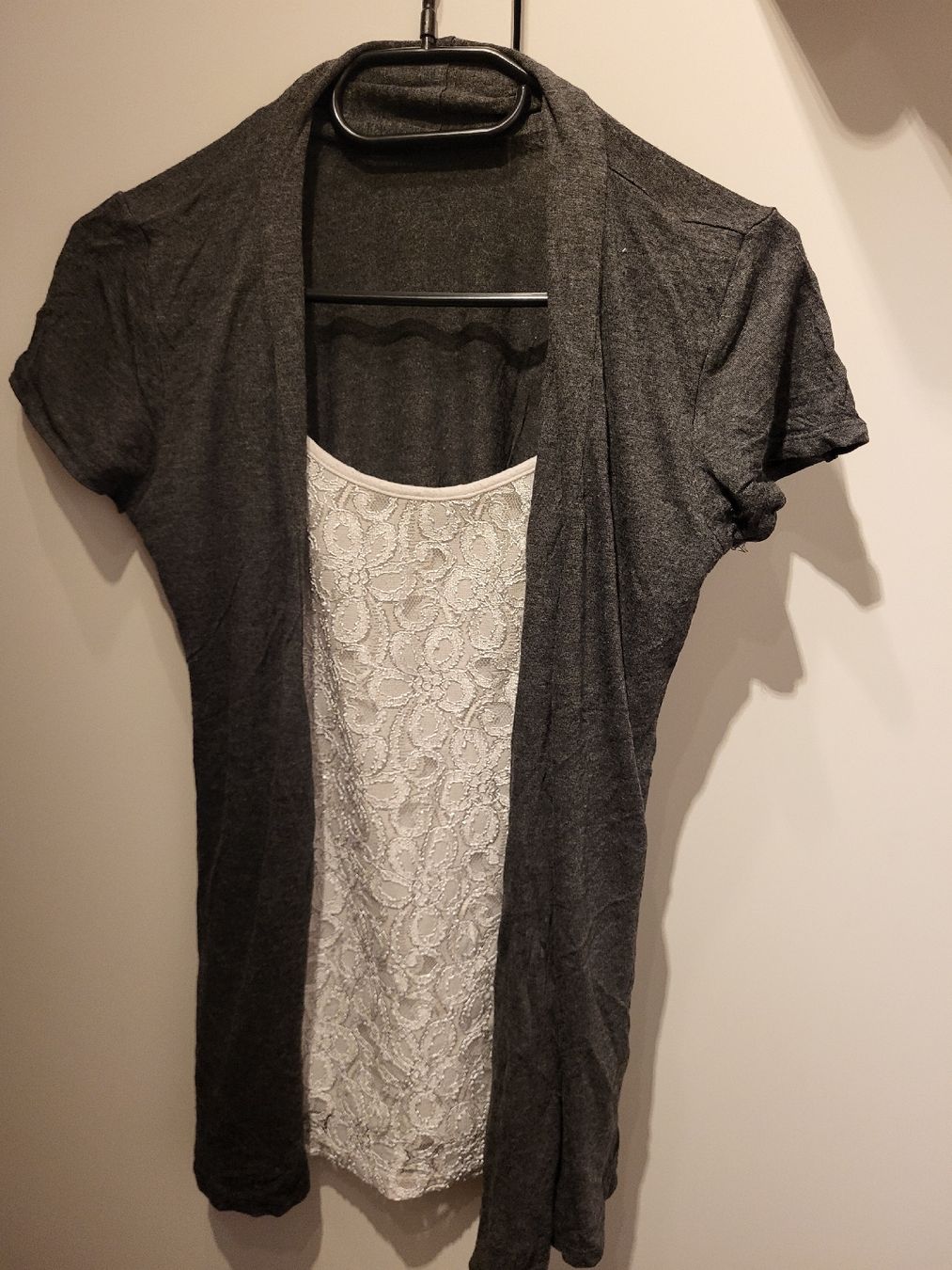 T-shirt: Graues Sommer Tshirt mit integriertem Top, Grösse S – Usato da Felben-Wellhausen venduto da Brummbaer90