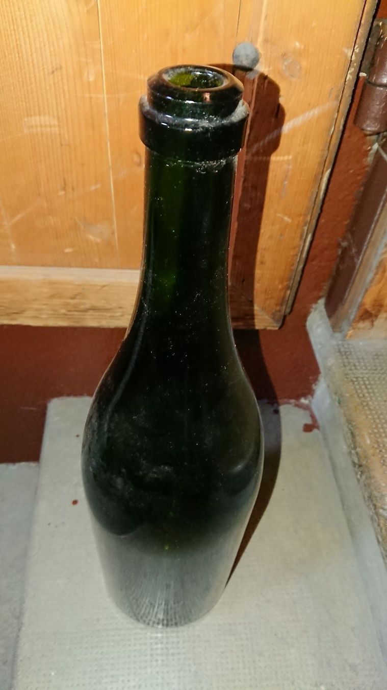 Flaschen: Bouteille de vin rouge – Gebraucht aus Cortaillod von signep 1