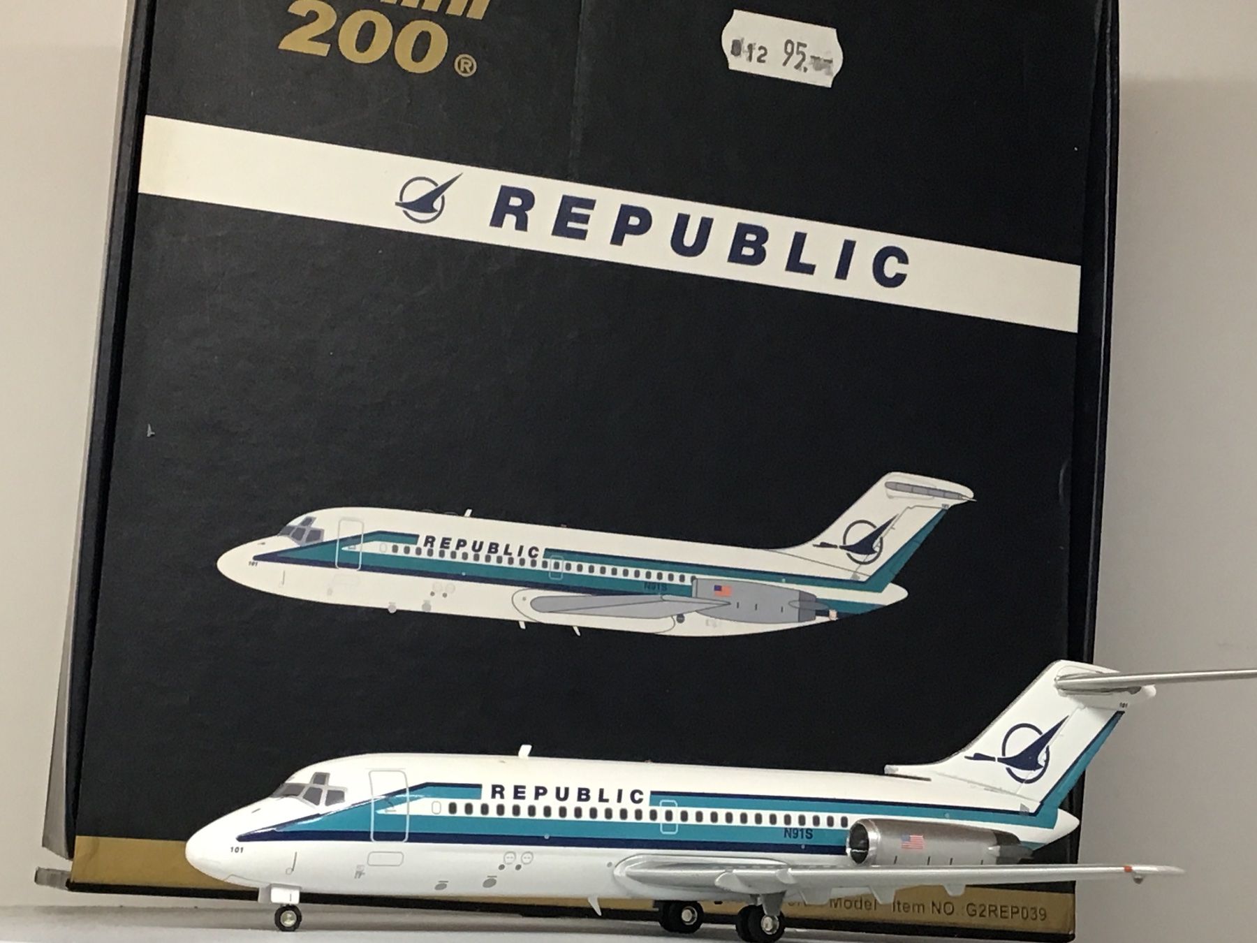 Kit di modellismo & Modellini statici: Republic Airlines Modellflugzeug 1:200 GEMINI – Usato da Männedorf venduto da Modelle-aller-Art