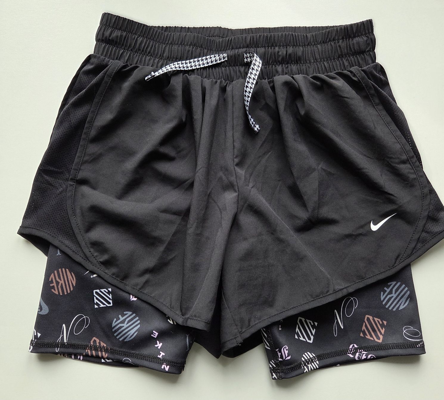 Nike Pantaloni: Nike Shorts Gr.146 – Nuovo (secondo la descrizione) da Kölliken venduto da aninavera