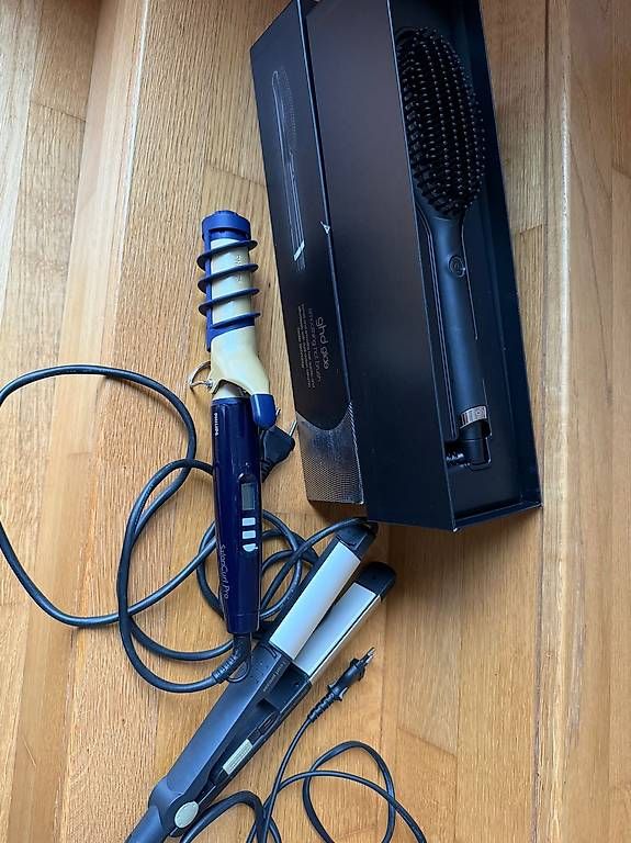 GHD Piastre & Arricciacapelli: ghd Glide Hot Brush, 2x Lockenstab – Usato da Pfäffikon SZ venduto da FedLo