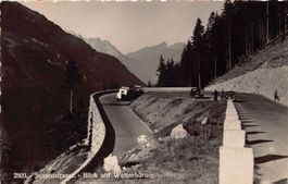 Sustenstrasse, Kehre mit Oldtimer, gelaufen 1949