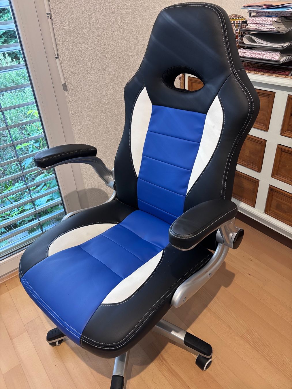 Sedie: Gaming-Bürostuhl, schwarz/blau, mit Rollen – Usato da Binningen venduto da fal_89rg