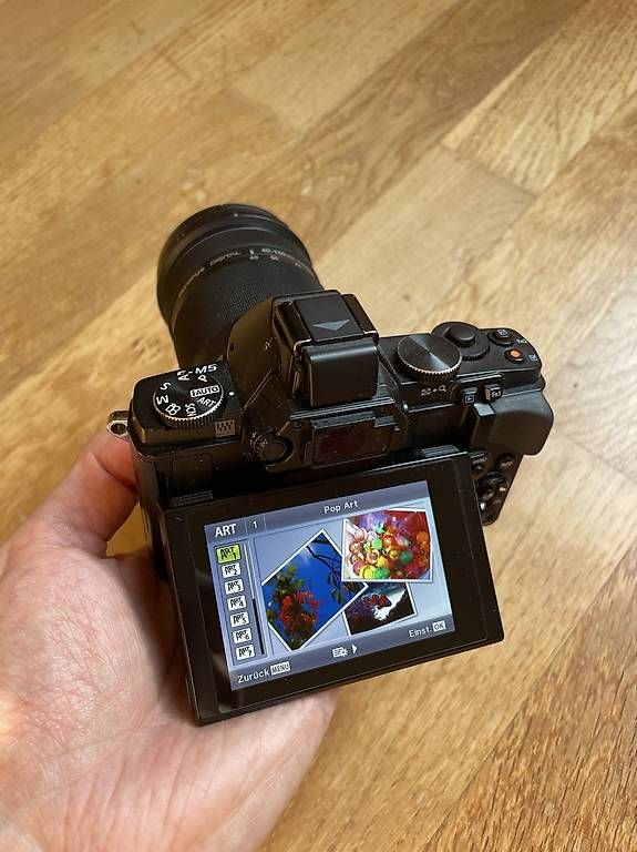 Fotocamera: Olympus OM-D E-M5 Systemkamera + Objektiv + Zubehör – Usato da Basel venduto da guldblomst 2