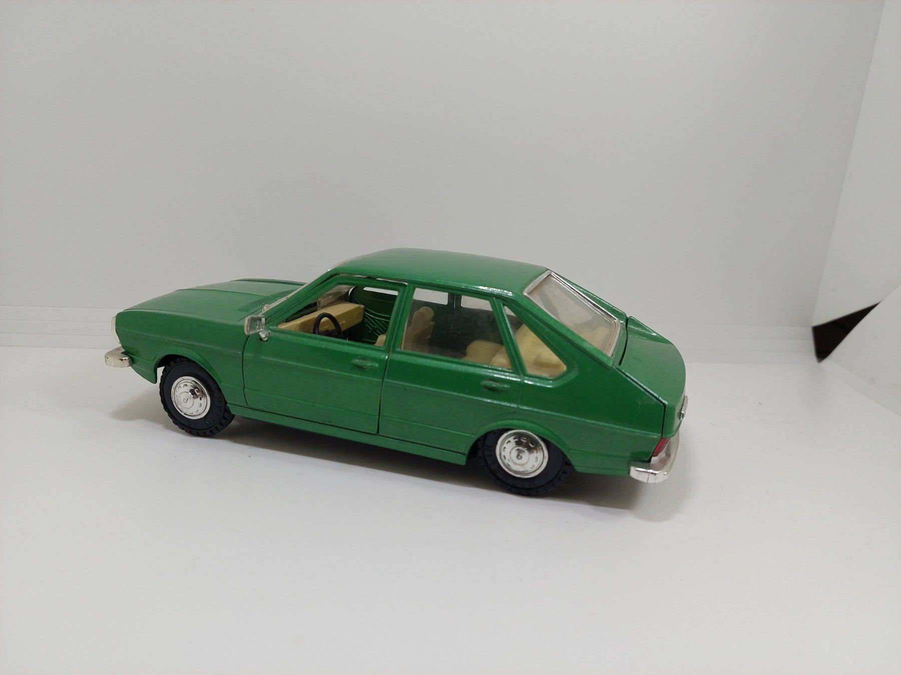 Gama Modellini d'auto: 1:24 VW Passat GAMA – Usato da Cugnasco venduto da AndyAlfa 1