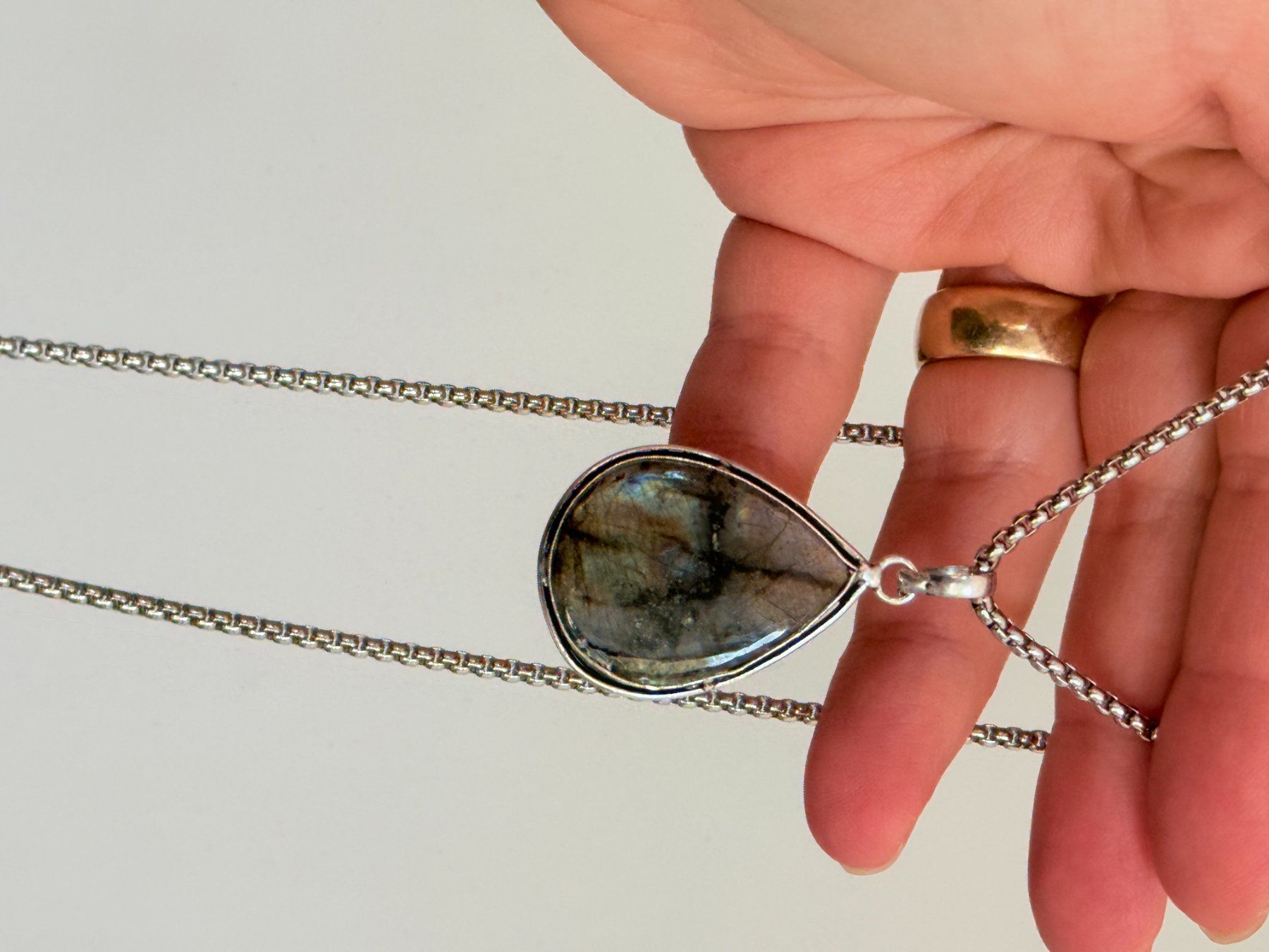 Catenine: Collier pendentif labradorite pierre forme goutte – Nuovo e nell'imballaggio originale da Genève venduto da AGBERG 5