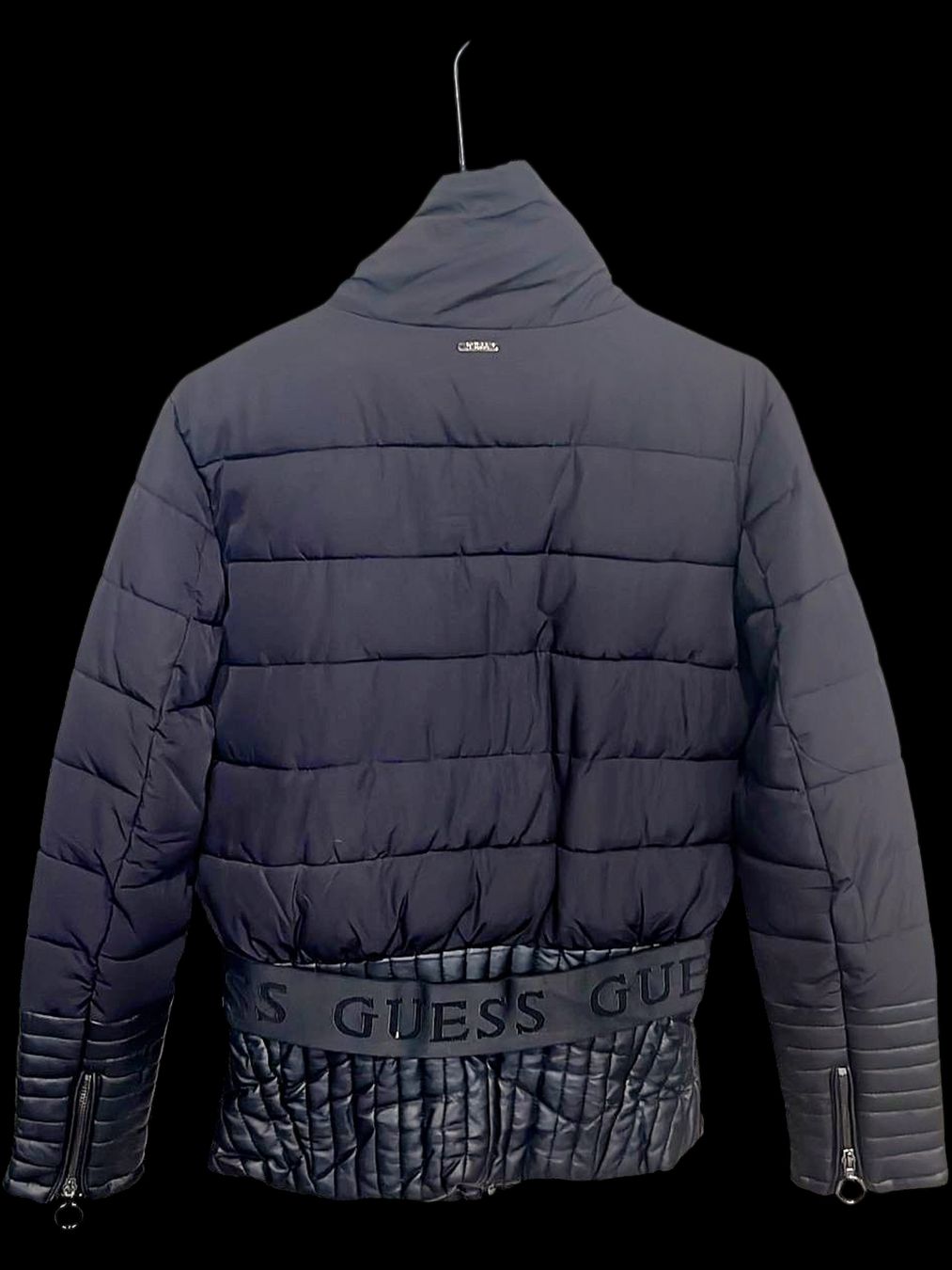 Guess Giacche: GUESS Schwarze Gesteppte Bomberjacke mit Logoband – Usato da Zug venduto da vinokilo 3