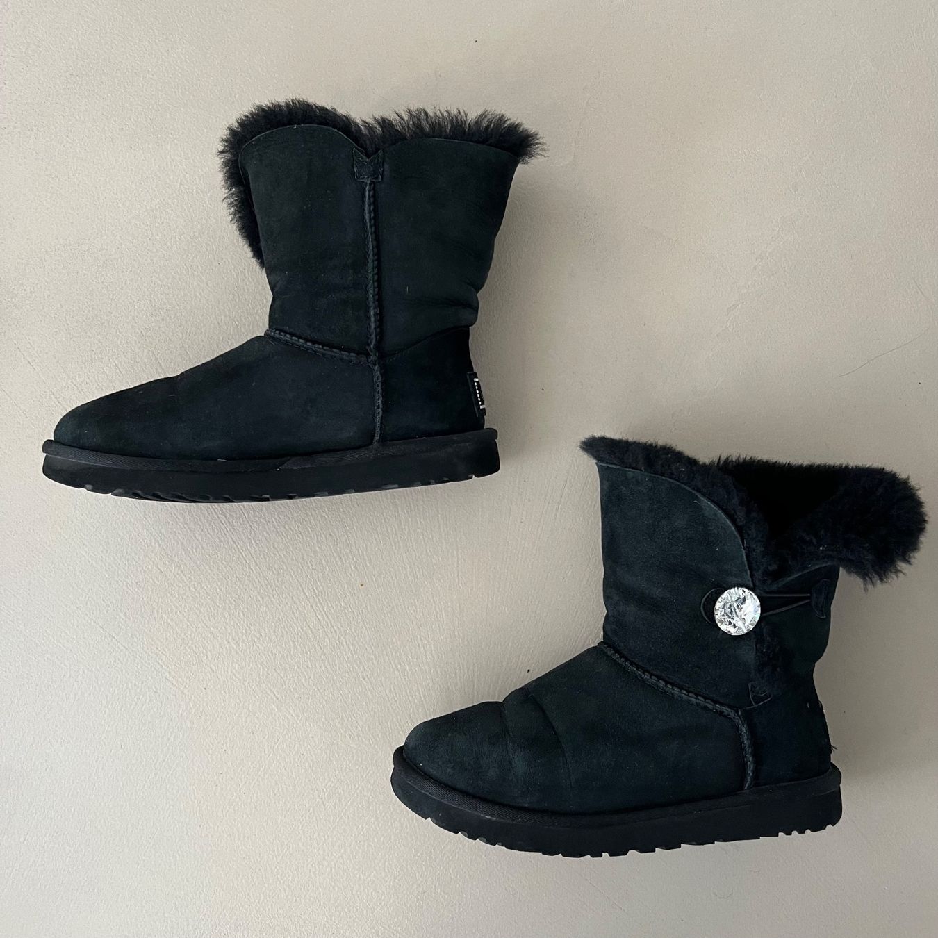 Ugg Damenschuhe: UGG Damen Bailey Button Bling Boot 🖤 – Gebraucht aus Zürich von ClosetQueen 1