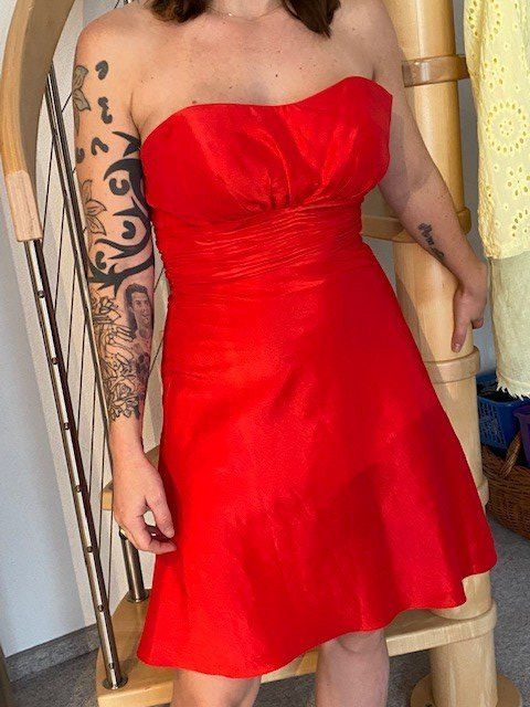 Kleider: Rotes Cocktailkleid mit Schal, Satin – Neu (gemäss Beschreibung) aus Regensdorf von Midget64 2