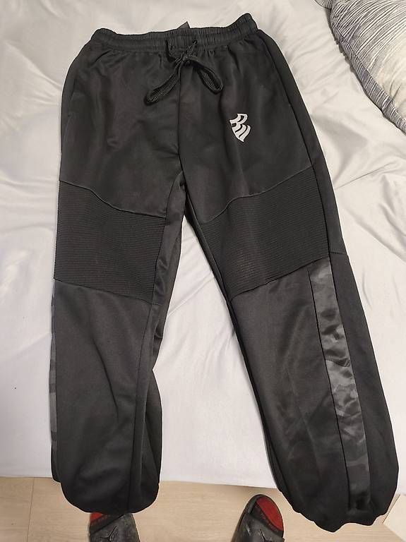 Pantaloni: Rocawear schwarze Jogginghose – Usato da wängi venduto da haa_6pqc