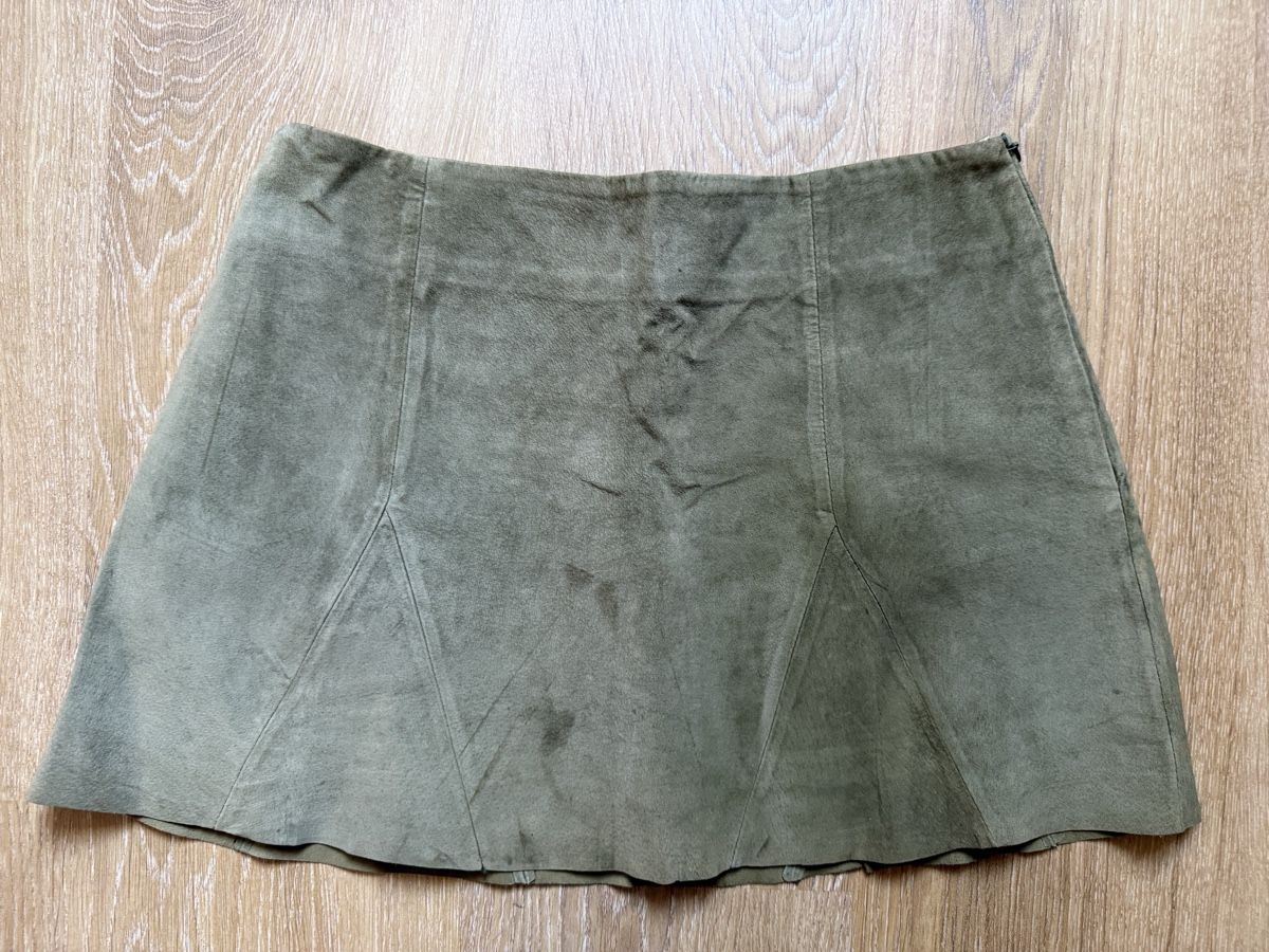 Kookai Gonne: Mini-jupe cuir velours daim vert kaki Kookai, t.40 – Usato da Tavannes venduto da Thriftshop