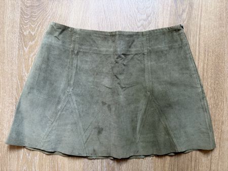 Mini-jupe cuir velours daim vert kaki Kookai, t.40