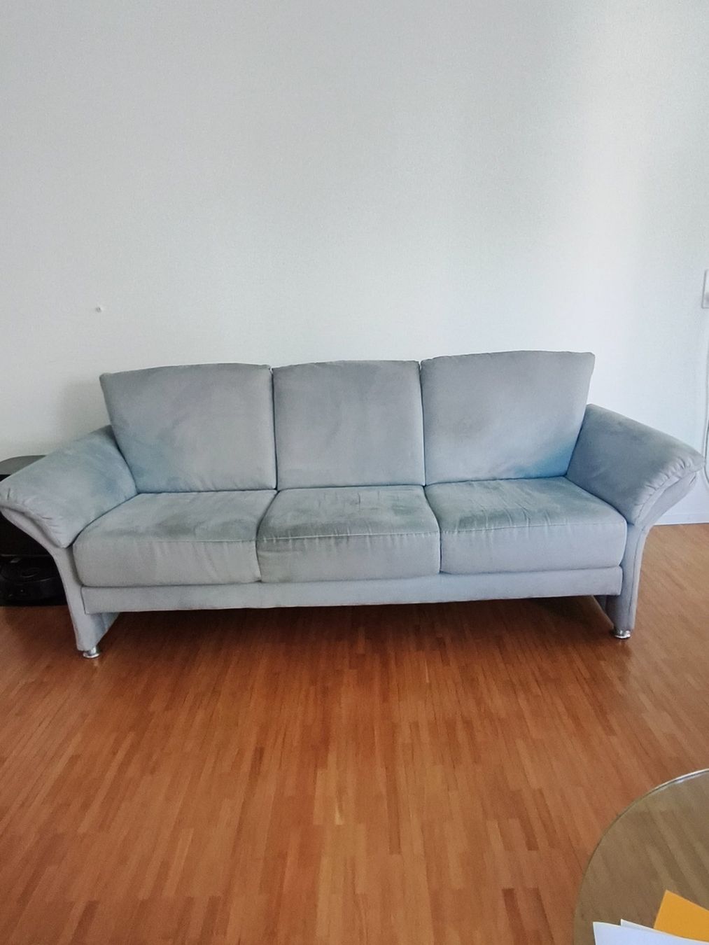 Sofas: NUR NOCH BIS 23.08: Sofa 3-Sitzer blau-grau Wildleder – Gebraucht aus Grabs von jon_2xnt 1