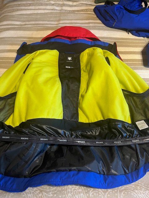 Costumes: Ensemble de ski "DESCENTE" avec logo Swiss Olympic – D'occasion à Val-d'Illiez par del_6lmm 6