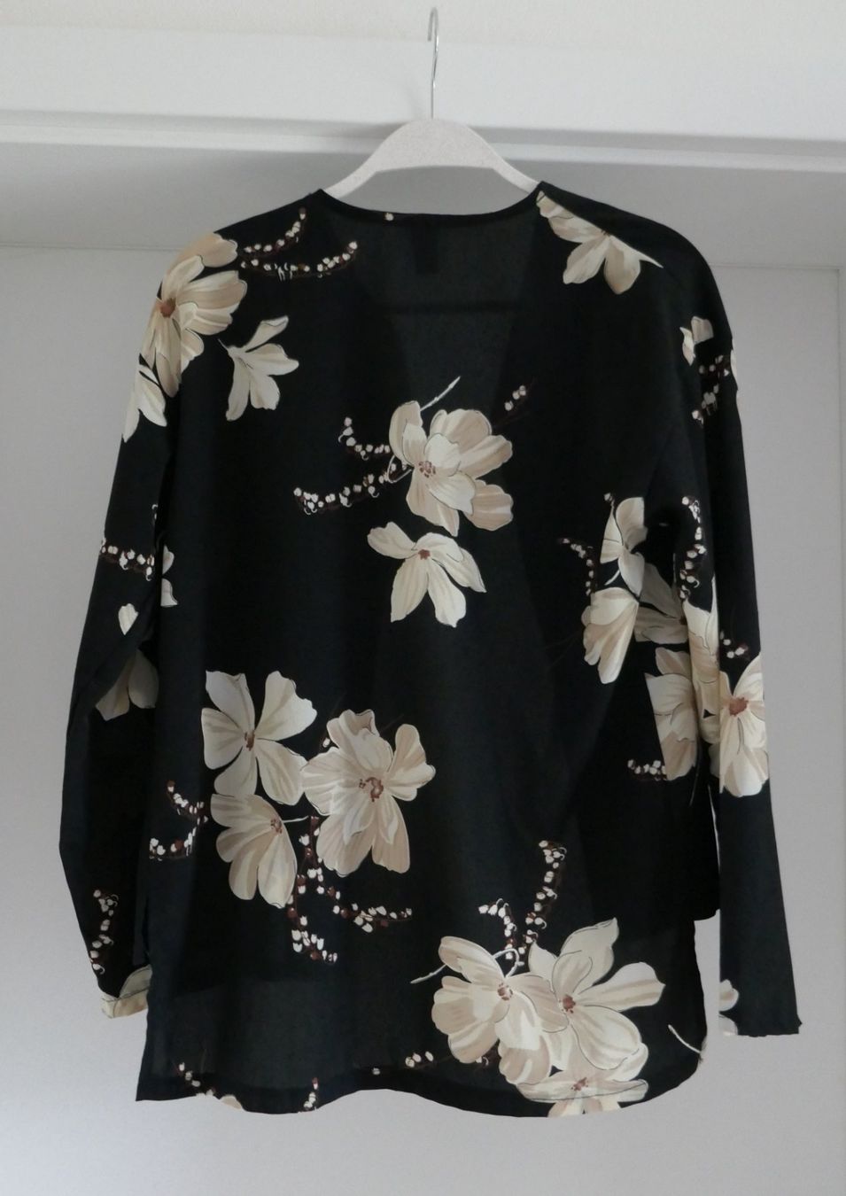 Blusen: Bluse / Hemdbluse / Cardigan Gr. S, schwarz mit Blumenmuster – Gebraucht aus Port von uzuku 1
