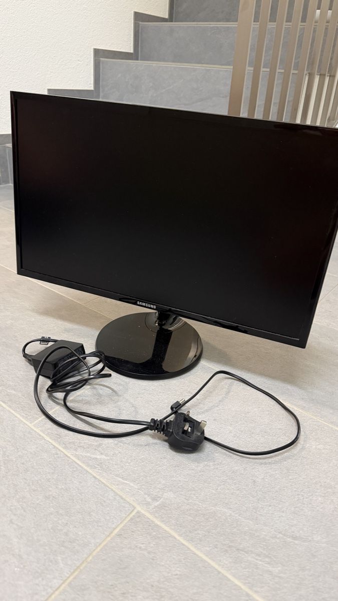Samsung Monitore: Monitor Samsung S24F354FHU – Gebraucht aus Bollingen von dmi_dnh8