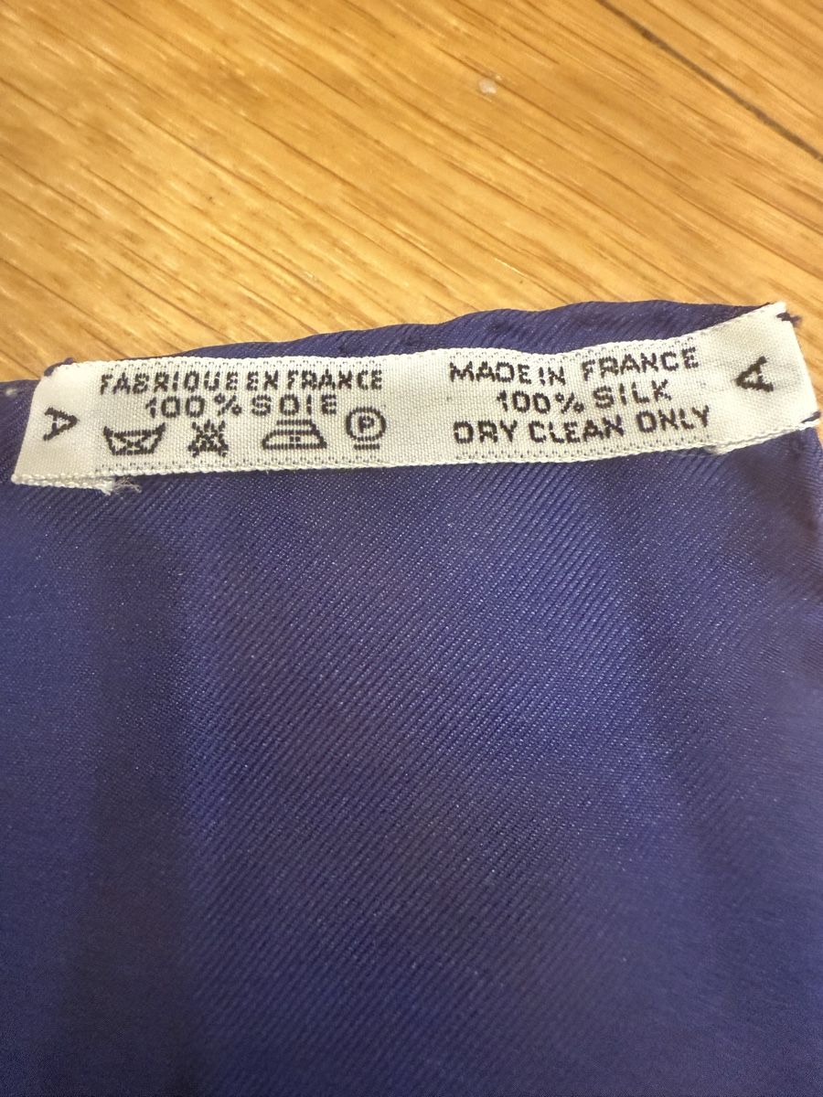 Hermès Foulard & Sciarpe: Hermes Seidenschal Dunkelblau mit Gold-Muster - – Nuovo (secondo la descrizione) da Basel venduto da ich-verkauf-dir-was 7