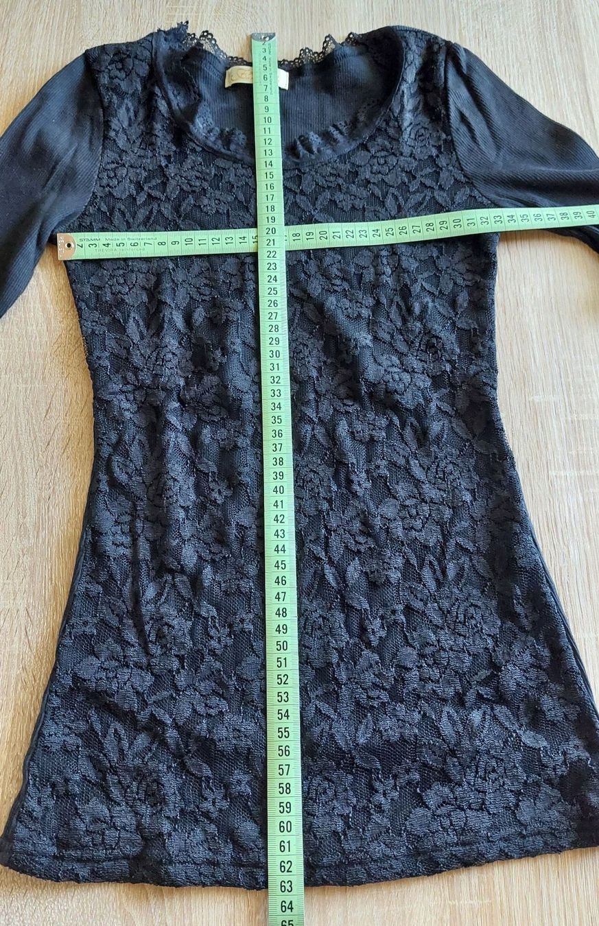 T-shirt: Schwarzes, elegantes Langarmshirt mit Spitze, Grösse S – Usato da Zollikofen venduto da Blackie 5