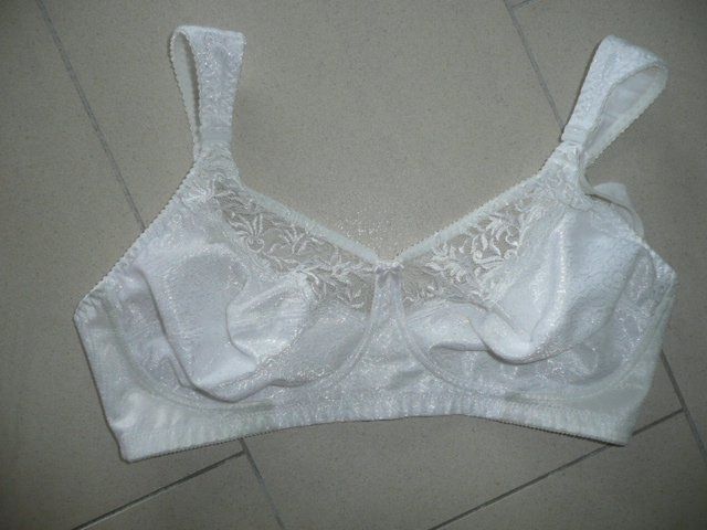 Sonstige Unterwäsche: NEUER BH mit breiten Schulterträgern – Neu und originalverpackt aus Baar von negombo 1