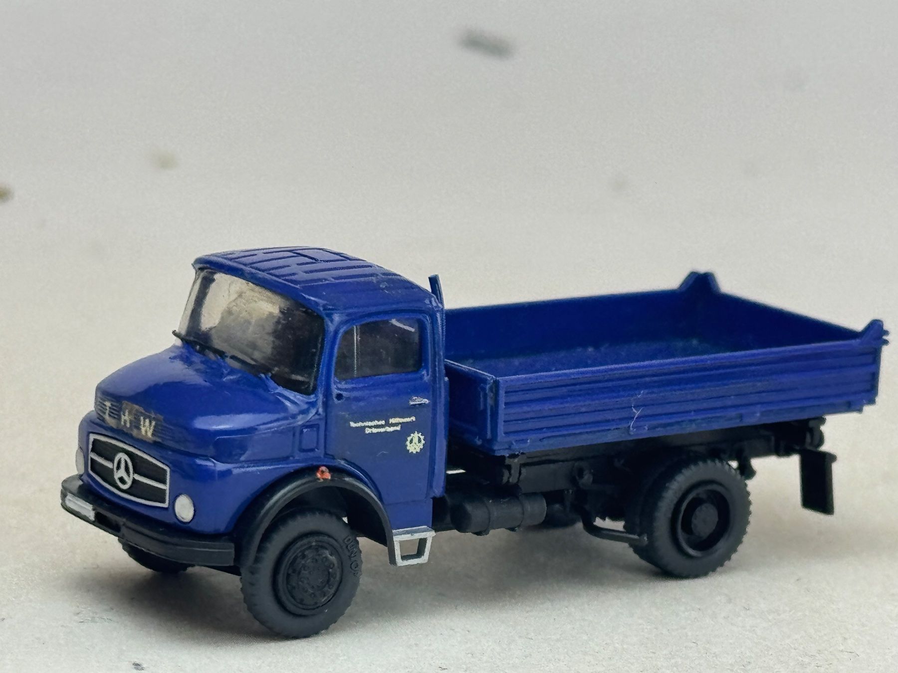 Brekina Modellini d'auto: GB2- Preiser Mercedes THW Pritsche – Usato da Elm venduto da Wikmtz