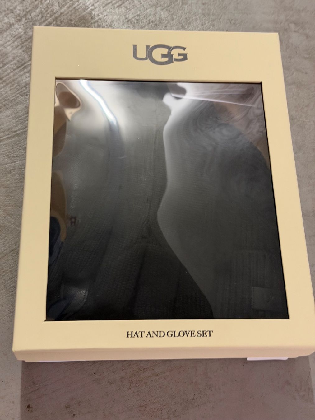 Ugg Copricapi, berretti & cappellini: UGG Hat and Gloves Knitted set NEW – Nuovo e nell'imballaggio originale da versoix venduto da Lemano212