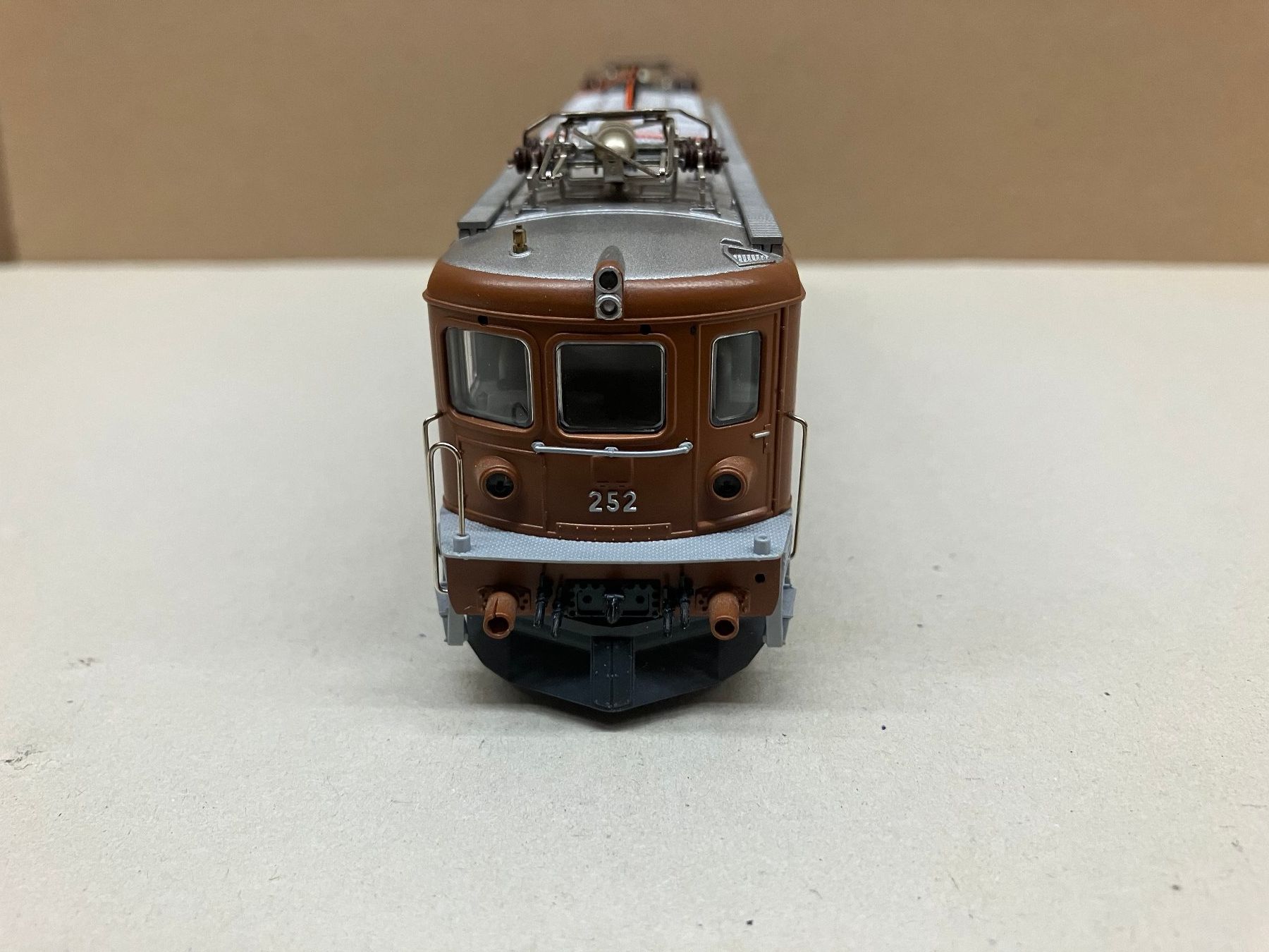 Roco Modellini di ferrovie: Roco 63883 BLS Ae 4/4 252 braun Ursprungsversion, H0 GS – Usato da Neuendorf venduto da sitek071 6
