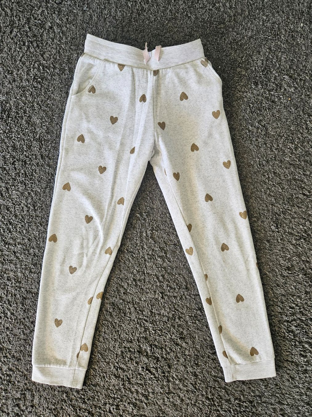 H&M Pantaloni: Trainerhose Grösse 140 mit goldigen Herzen – Usato da Marthalen venduto da Himbeersugus