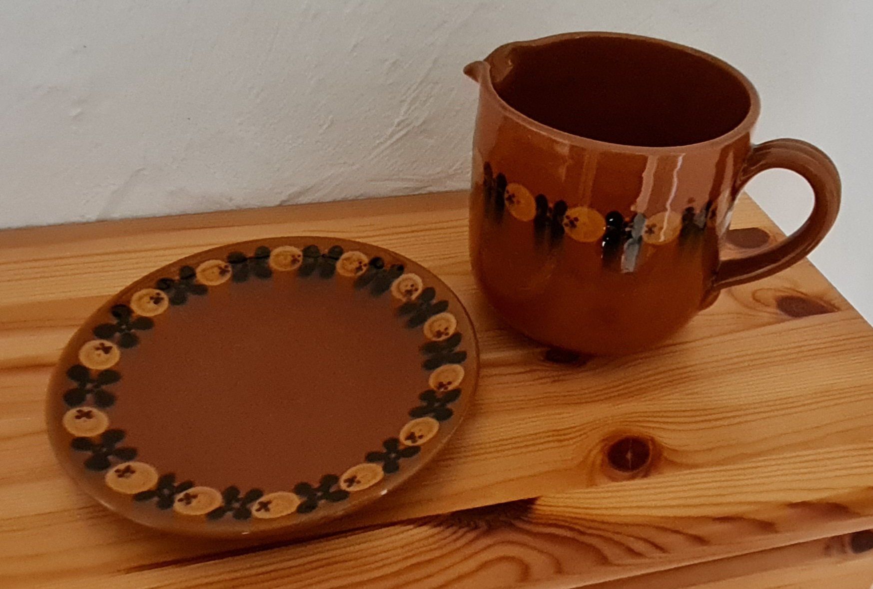 Set di piatti: Krug mit Teller,  signiert SHK – Usato da Zürich venduto da IrisA0102