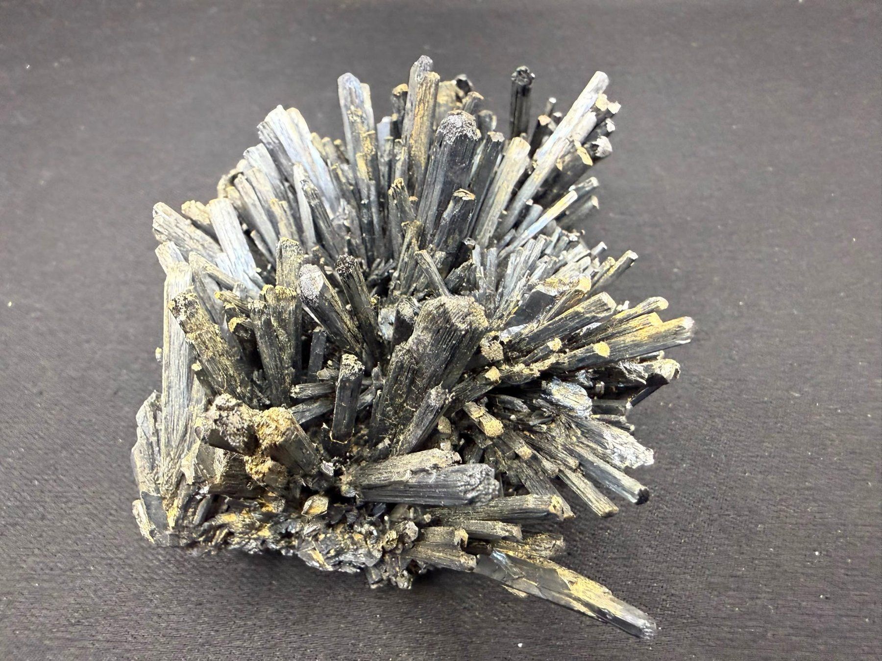 Minerali & Pietre curative: Stibnit mit Stibiconit Überzug – Usato da Schinznach Bad venduto da Demerald 9