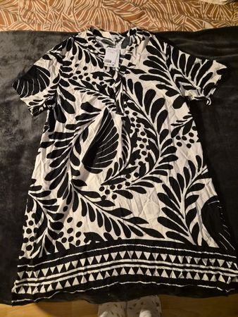 Robe H&M motif noir et blanc, neuve avec étiquette, M