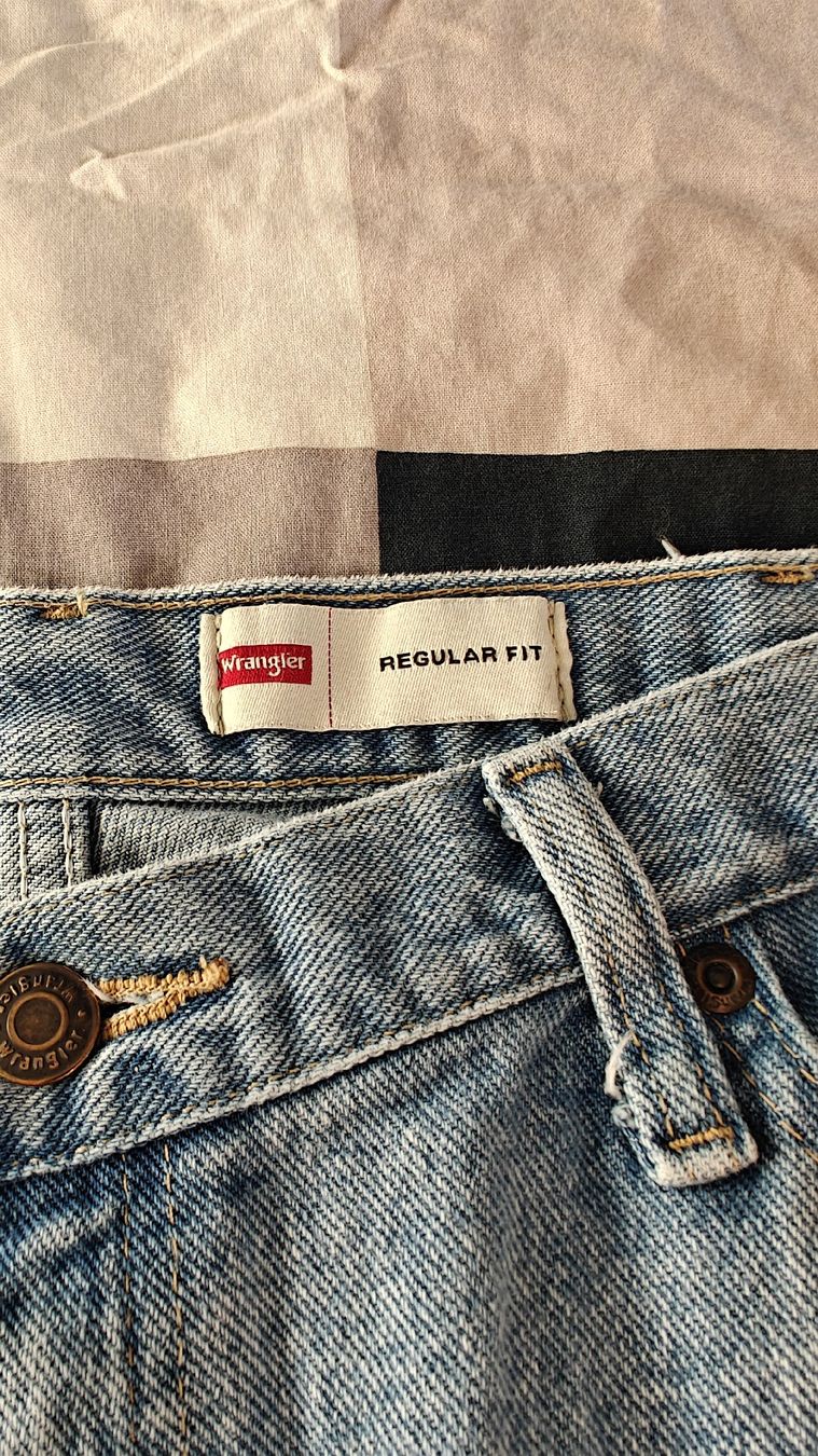 Champion Lotti di vestiti: Vintage- Jeans und Kapuzenpullover – Usato da Windisch venduto da benedetta_ 2