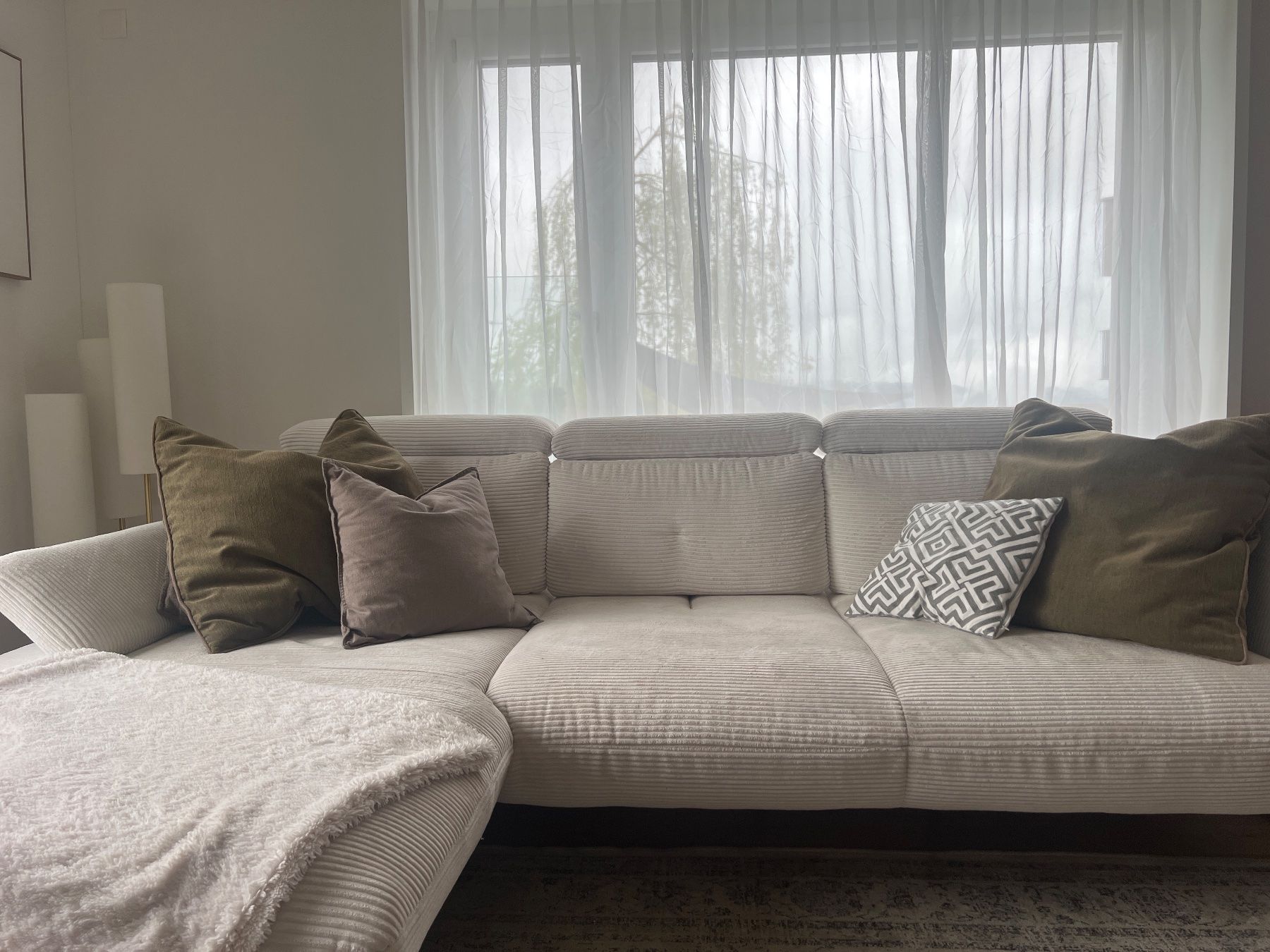 Divani: Modernes Ecksofa Cord Creme – Usato da Ruswil venduto da sar_rc5z