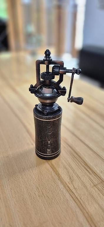 Küchengeräte: Pfeffermühle-Antik – Gebraucht aus Gamprin von Holzkunst. 1