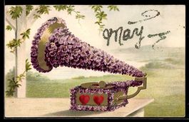 Grammophon aus lilanen Blüten mit Herze
